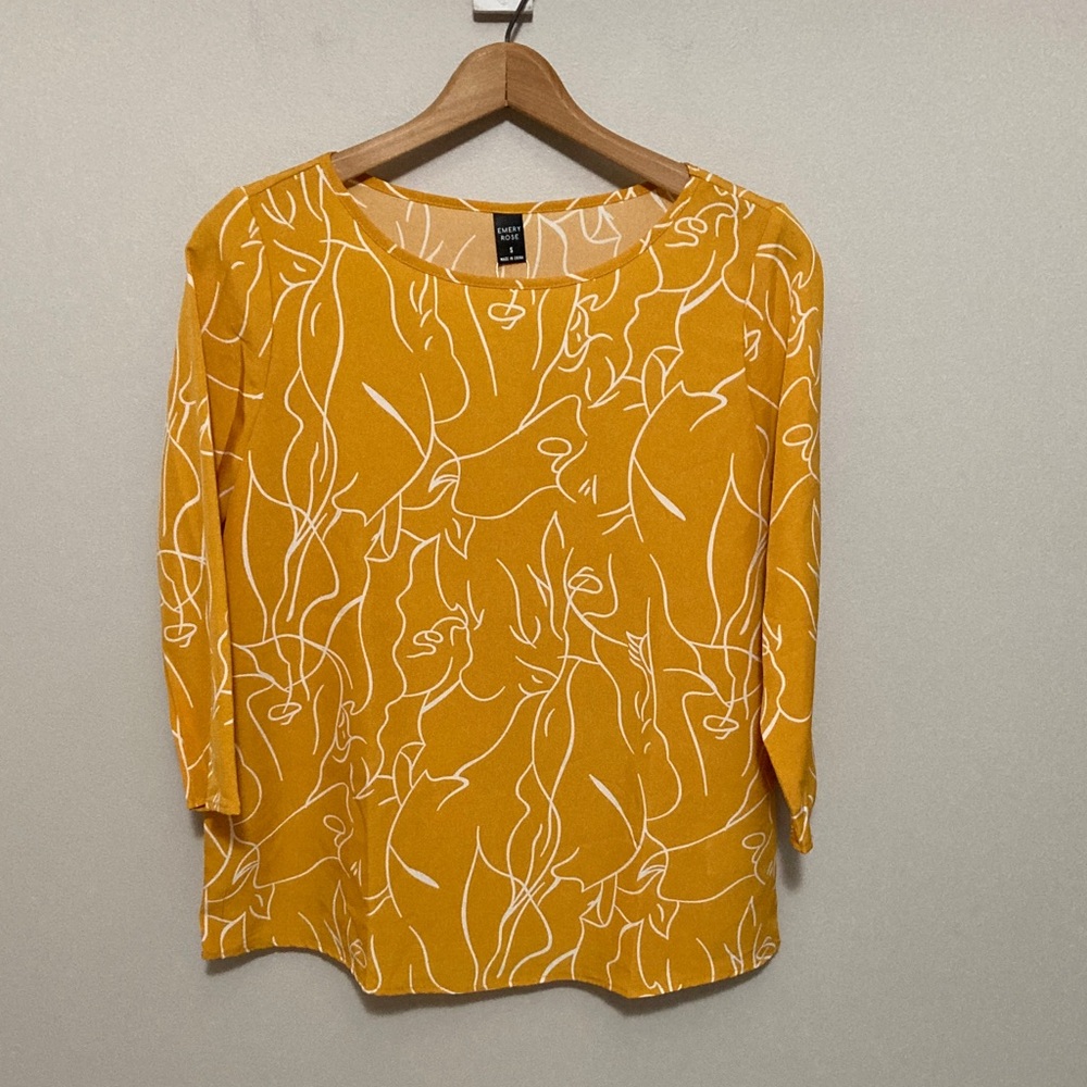 NWT Emery Rose Women's Mustard Yellow Abstract Print Top Size Small, 3/4 Sleeves - Picture 2 of 8